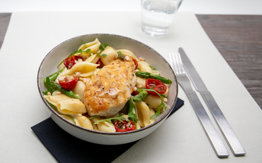 Salade de conchiglie au poulet et asperges