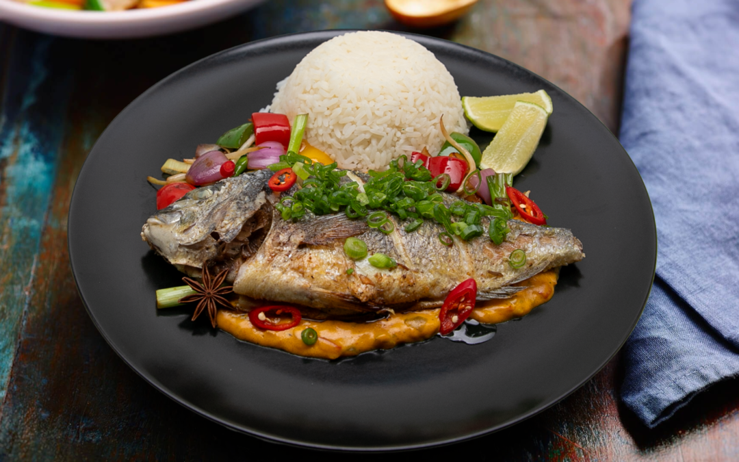 Dorade grillée à la thaïlandaise avec du riz blanc