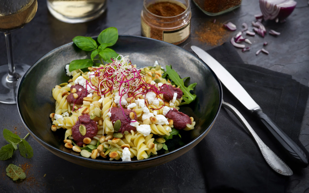 Salade de fusilli avec pesto de betteraves rouges