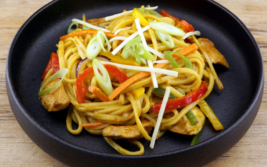 Nouilles sautées au poulet et curry
