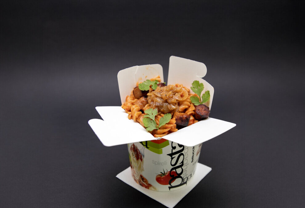 FUSILLI VOLKOREN MET TOMATENSAUS, MERGUEZ EN UIENCONFIT