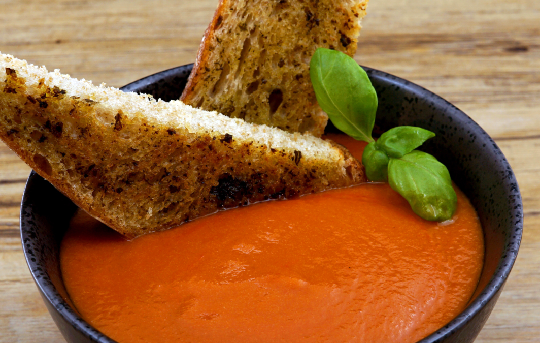 Soupe de tomates au basilic et mozzarella