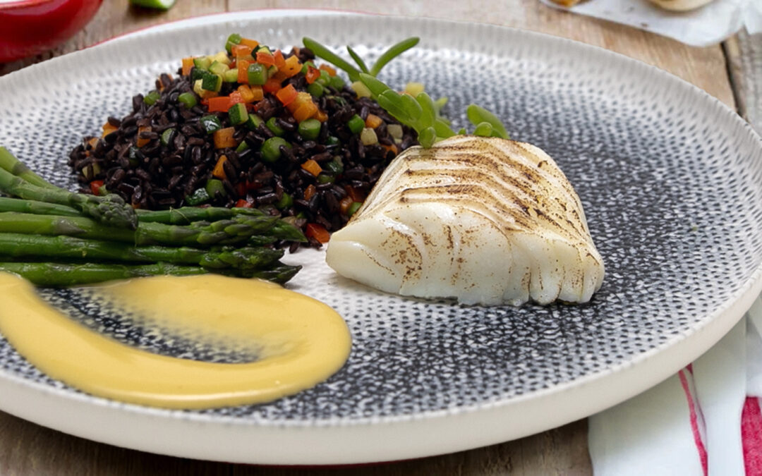 Cabillaud avec sauce hollandaise et riz noir